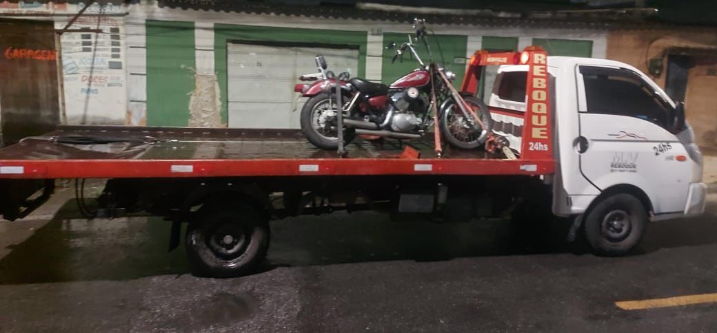 Serviço de reboque transportando moto no Rio de Janeiro